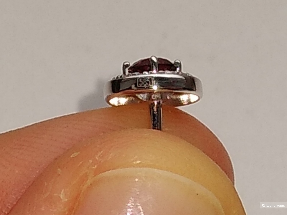 Серьги пусеты из белого золота 585 пробы с бриллиантами и родолитами.