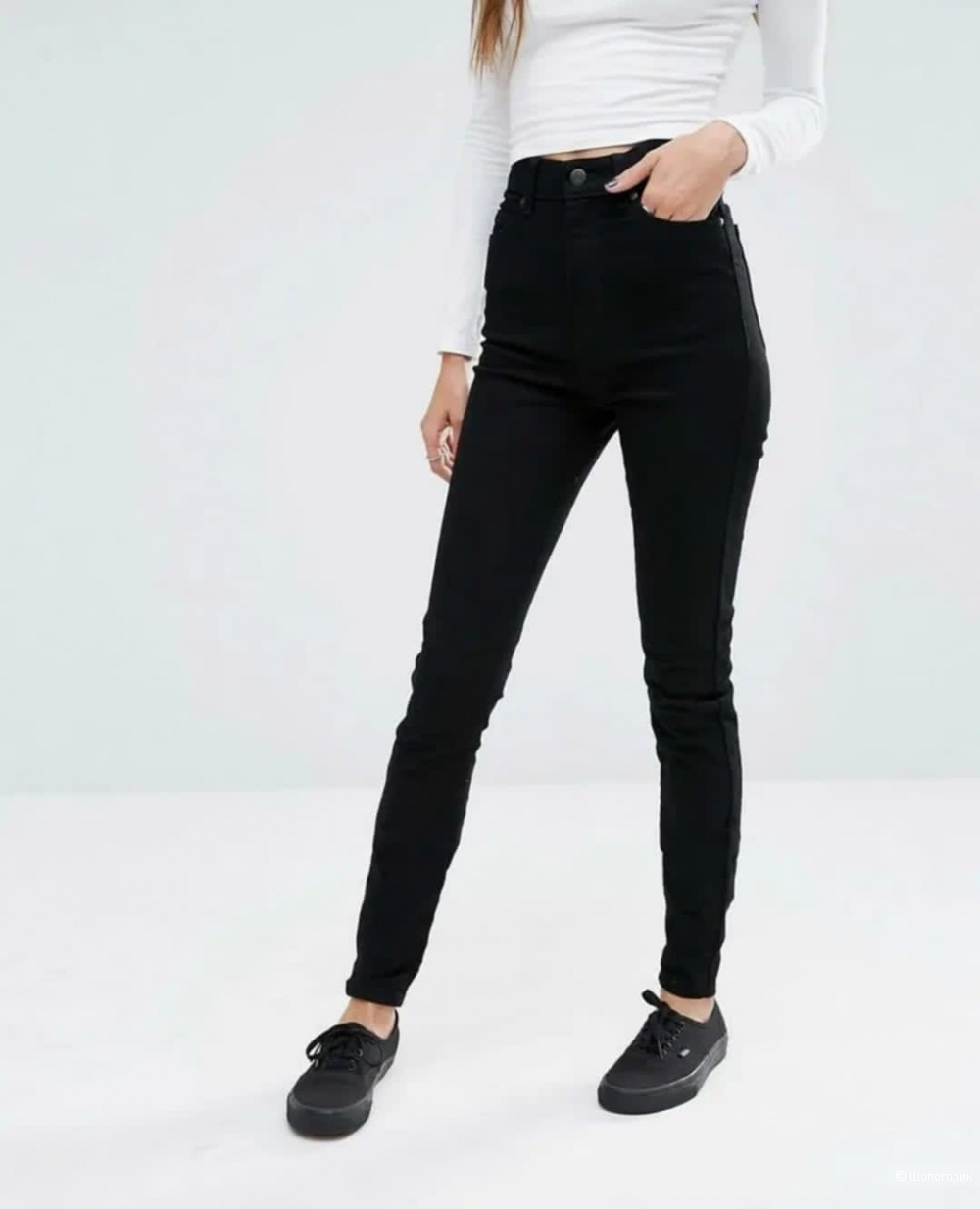 Девочка в черных джинсах. Джинсы бершка женские черные. Чёрные джинсы женские. Чёрные узкие джинсы женские. Черные облегающие джинсы.