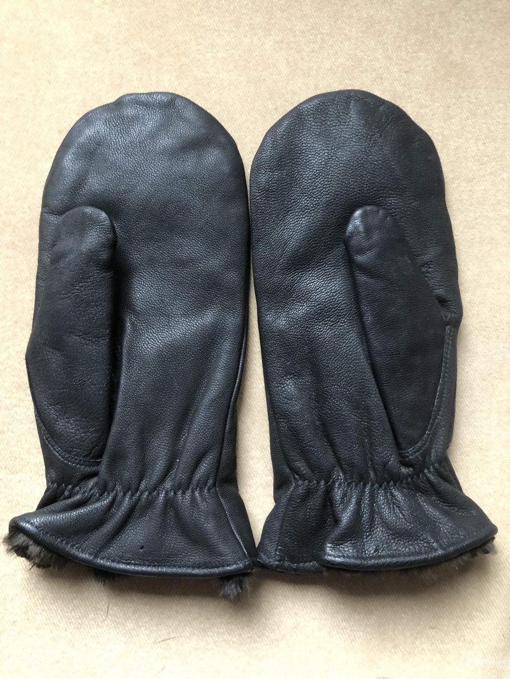 Кожаные меховые варежки , one size .