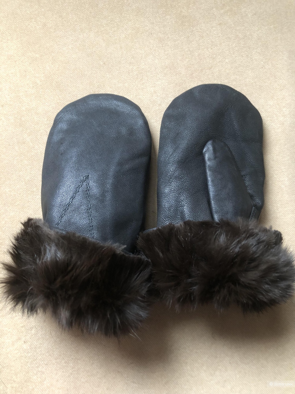 Кожаные меховые варежки , one size .