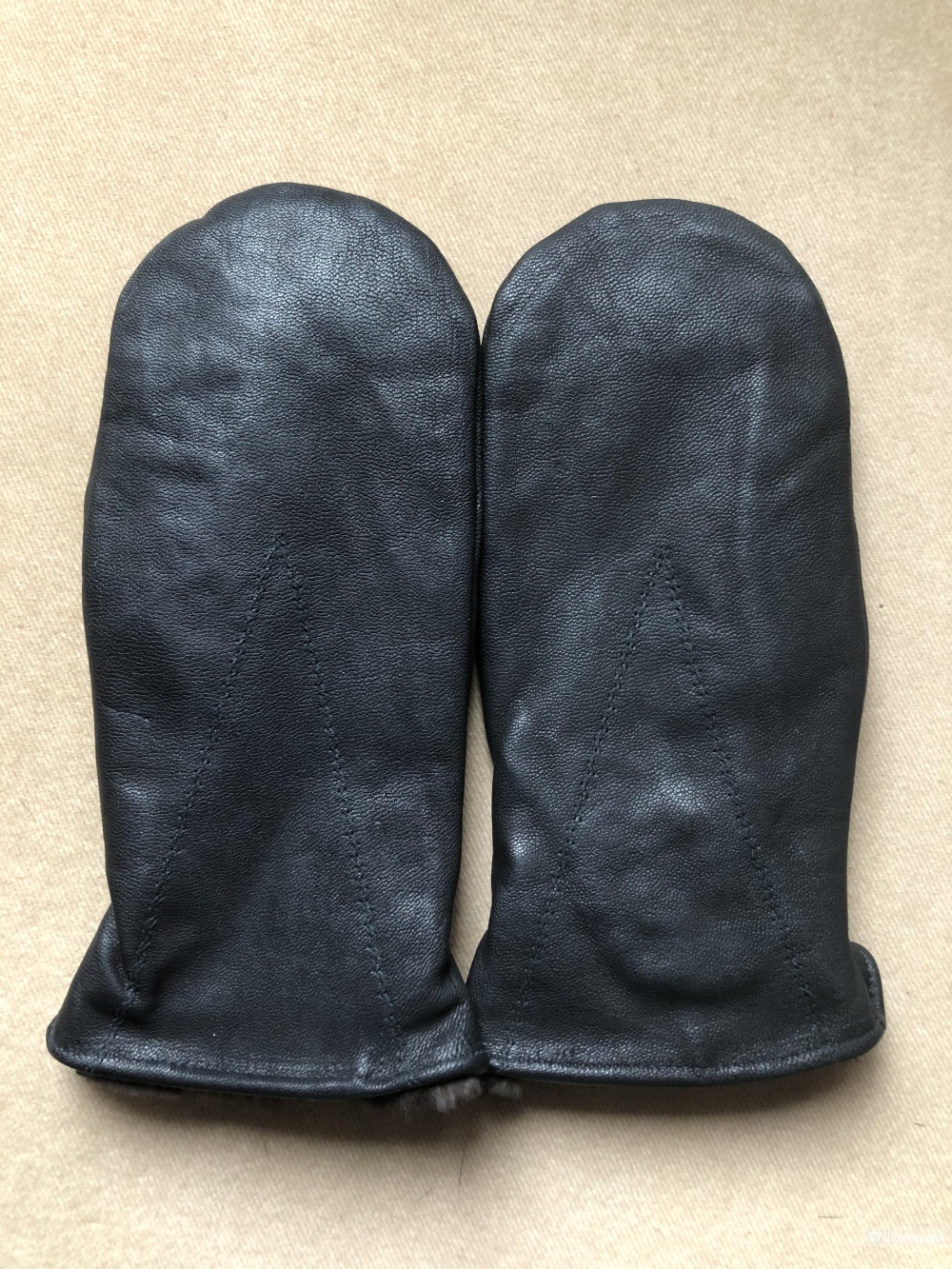 Кожаные меховые варежки , one size .