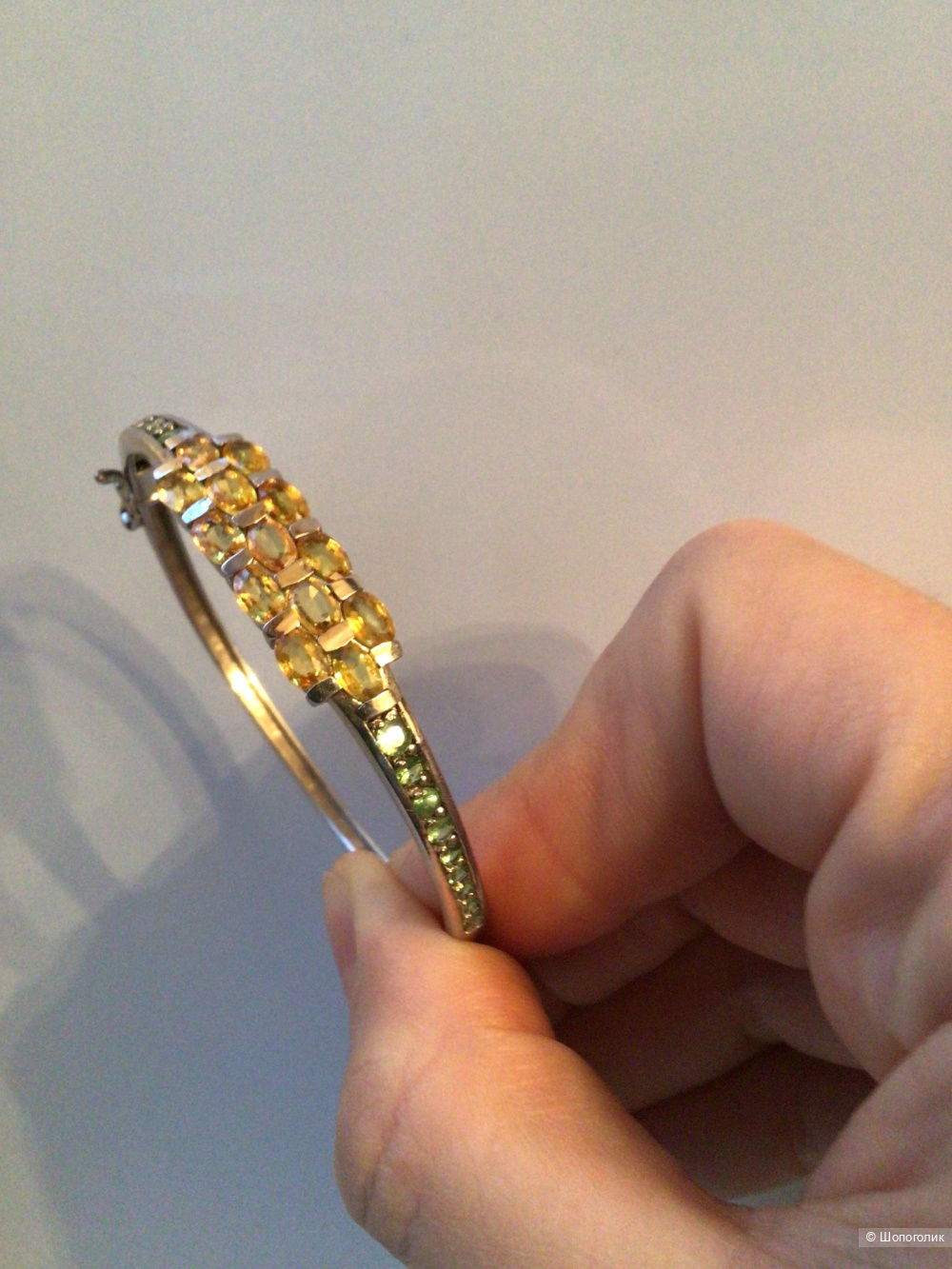 Серебряный браслет с натуральными гранатами и сапфирами