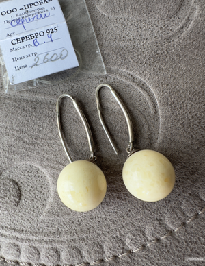 Серьги-шары с белым/молочным янтарем в серебре