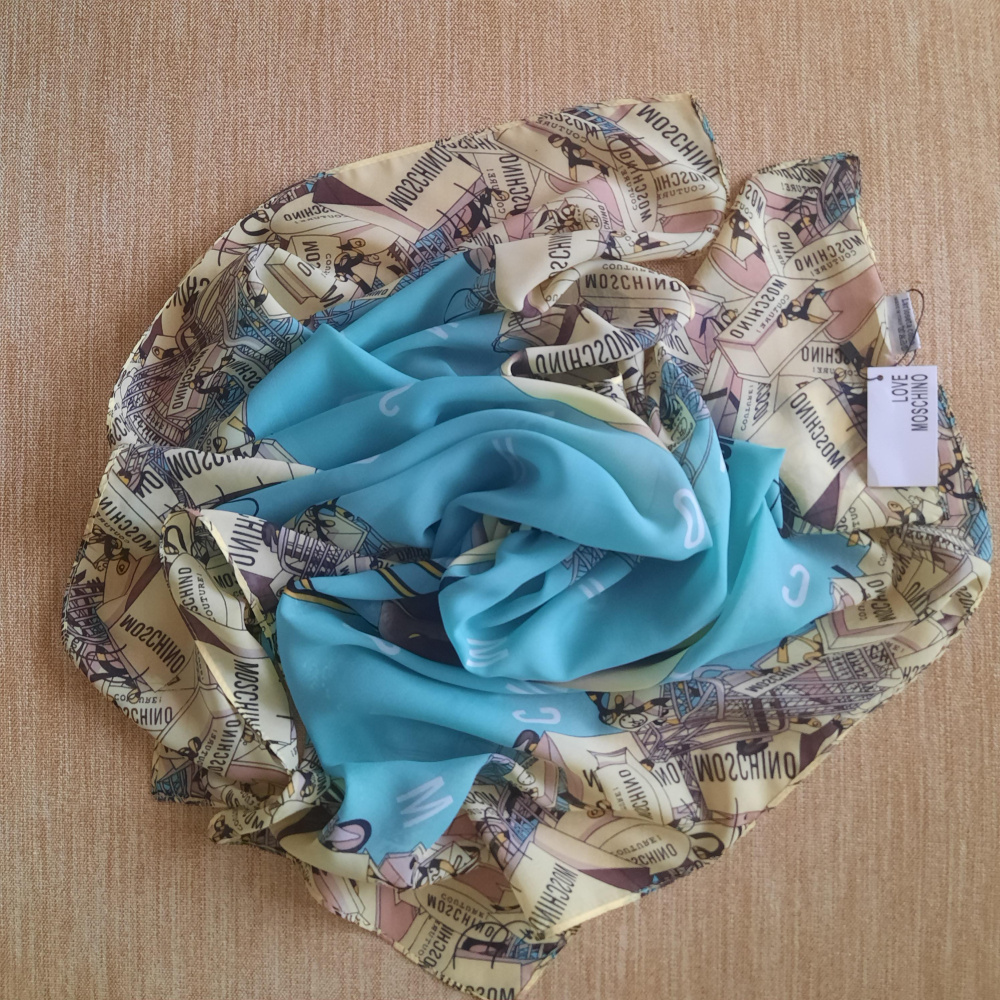 Платок LOVE MOSCHINO , 90 × 90 см.