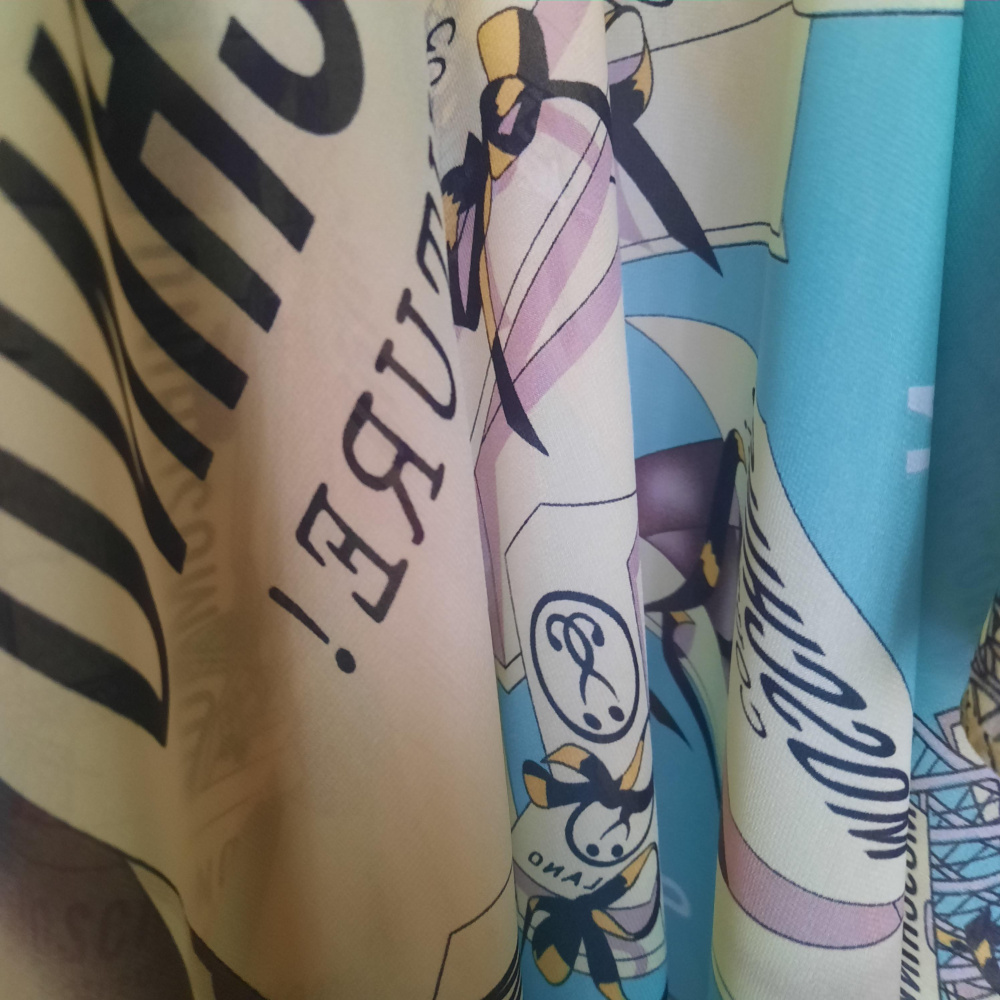 Платок LOVE MOSCHINO , 90 × 90 см.