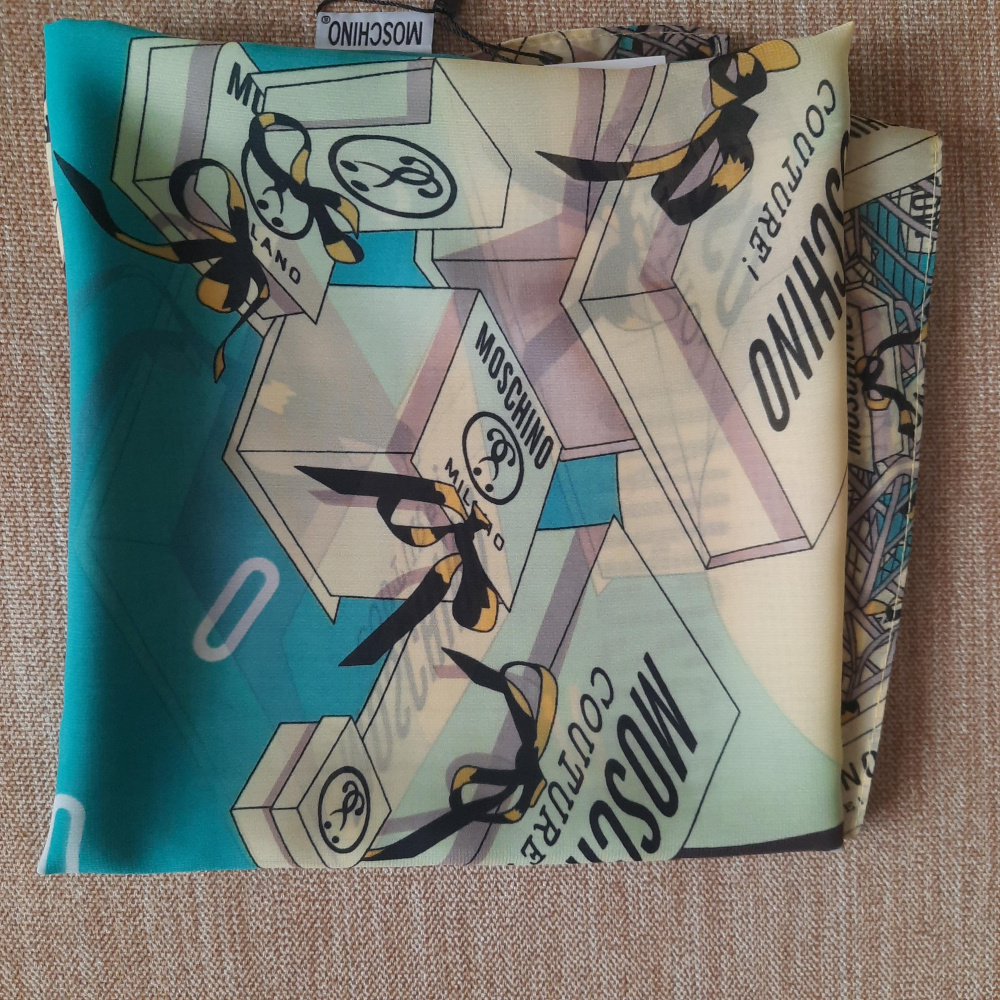 Платок LOVE MOSCHINO , 90 × 90 см.