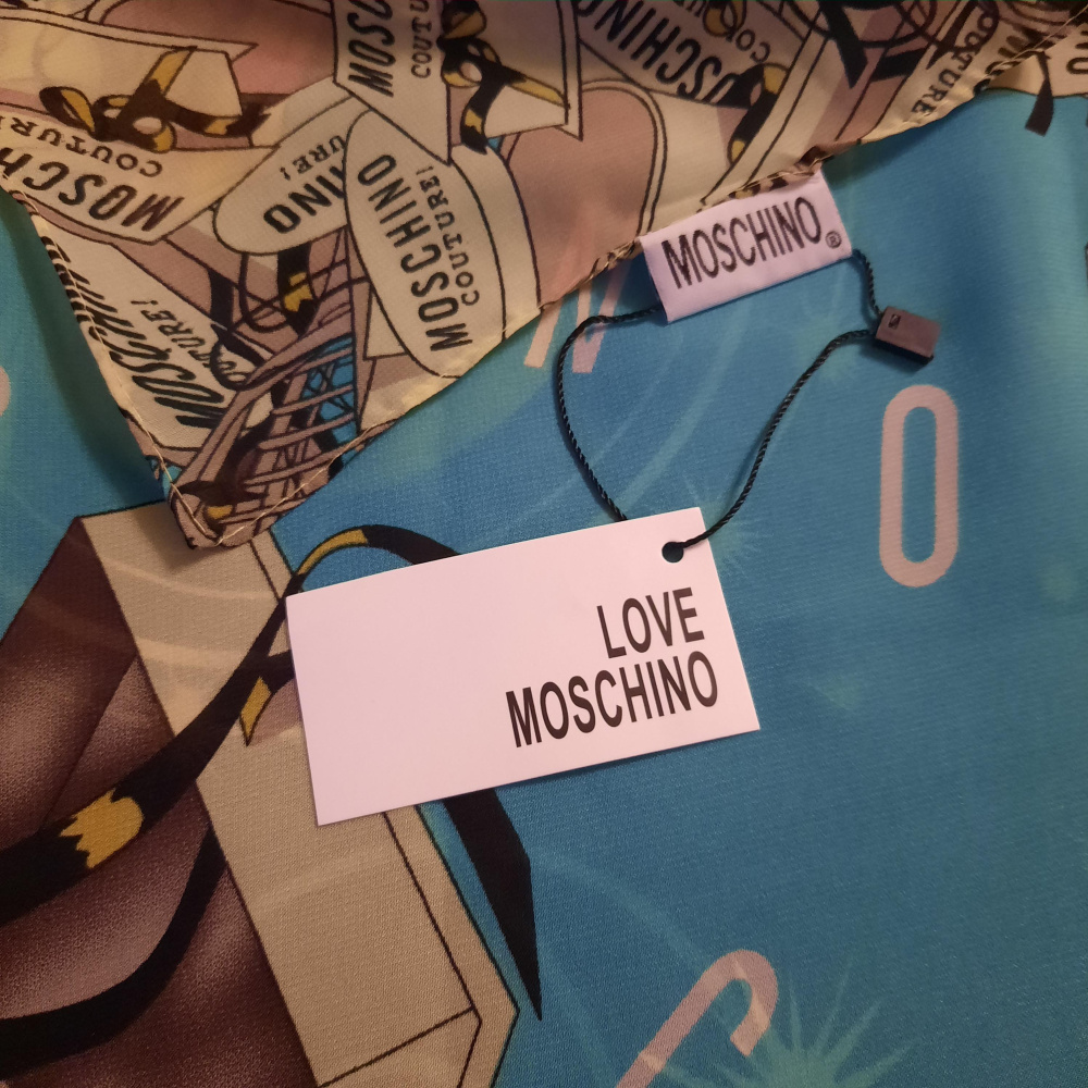 Платок LOVE MOSCHINO , 90 × 90 см.