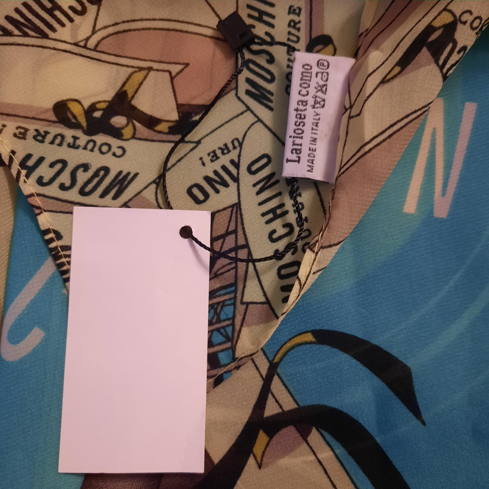 Платок LOVE MOSCHINO , 90 × 90 см.