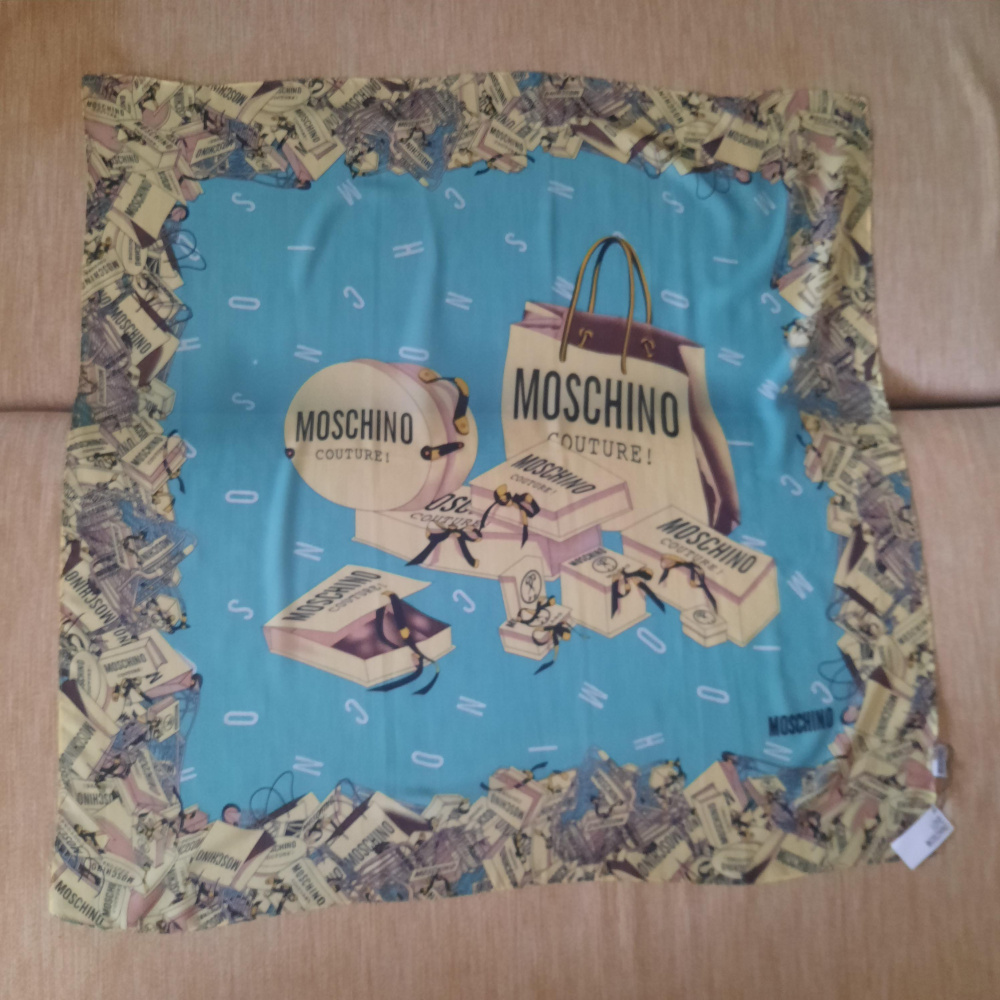 Платок LOVE MOSCHINO , 90 × 90 см.