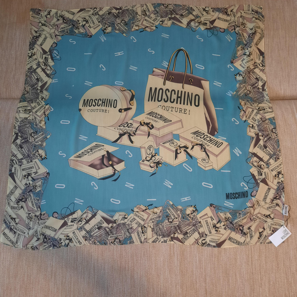 Платок LOVE MOSCHINO , 90 × 90 см.