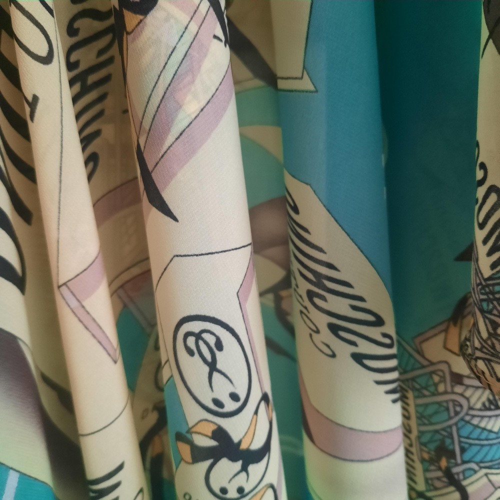 Платок LOVE MOSCHINO , 90 × 90 см.