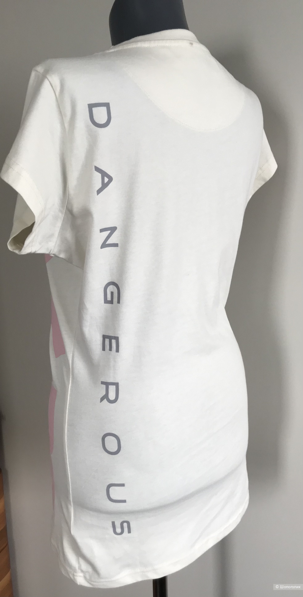 Футболка  Dangerous DNGRS , белая размер S-M.