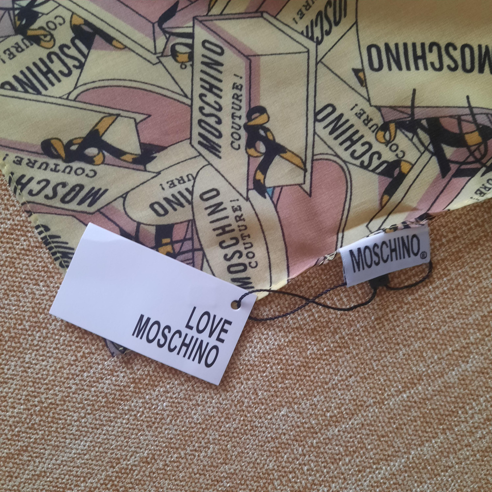 Платок LOVE MOSCHINO , 90 × 90 см.