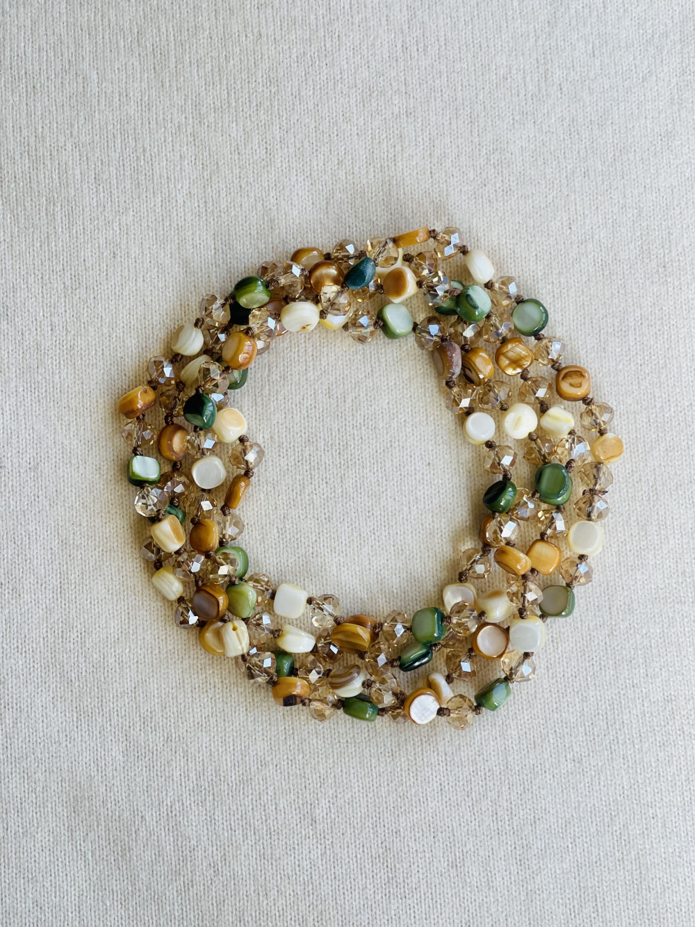 Длинные бусы из перламутра и граненых бусин