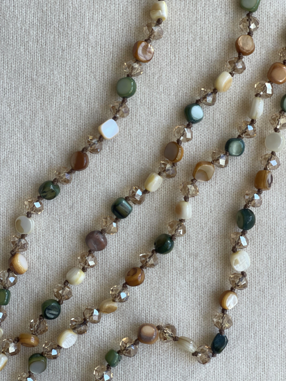 Длинные бусы из перламутра и граненых бусин