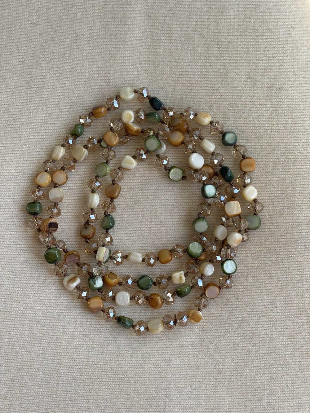 Длинные бусы из перламутра и граненых бусин