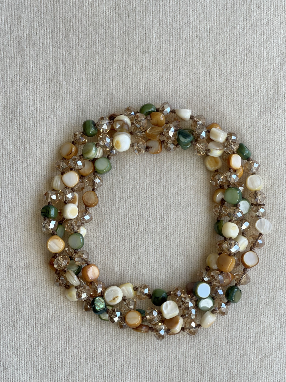 Длинные бусы из перламутра и граненых бусин