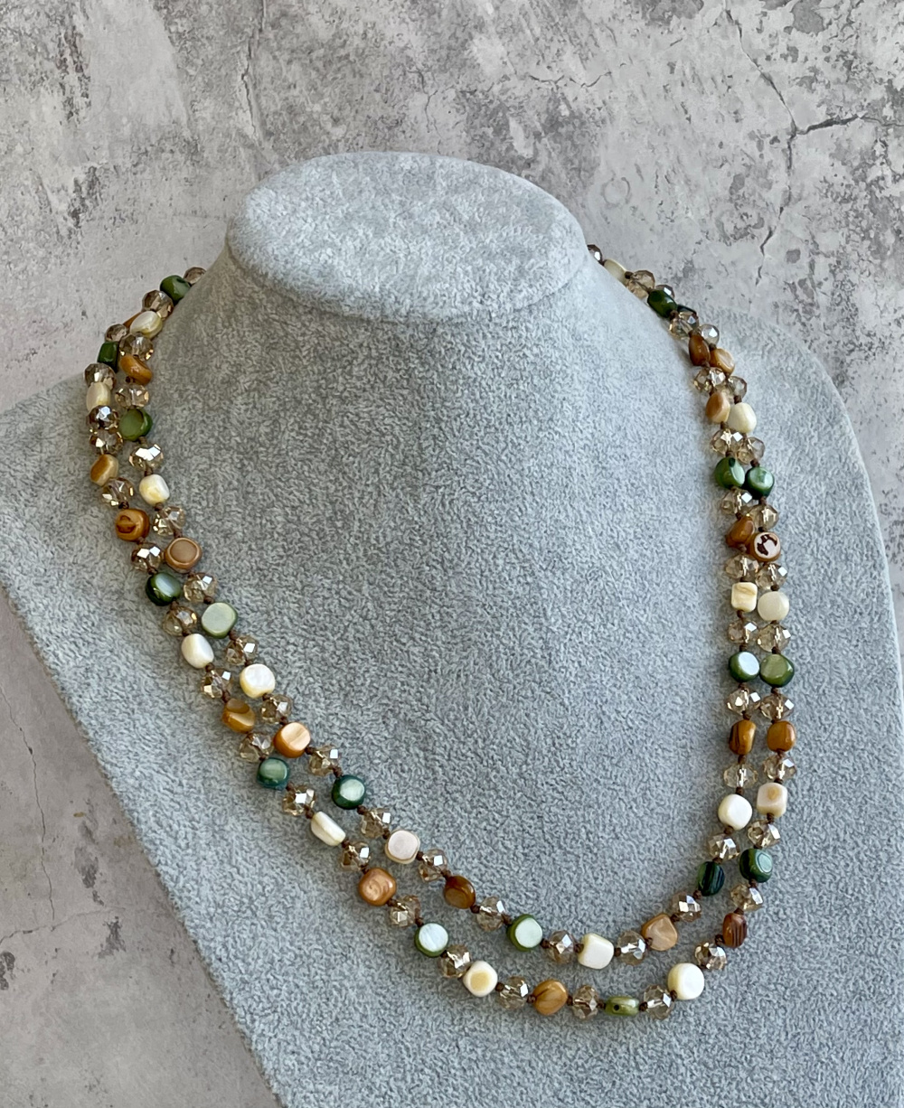 Длинные бусы из перламутра и граненых бусин