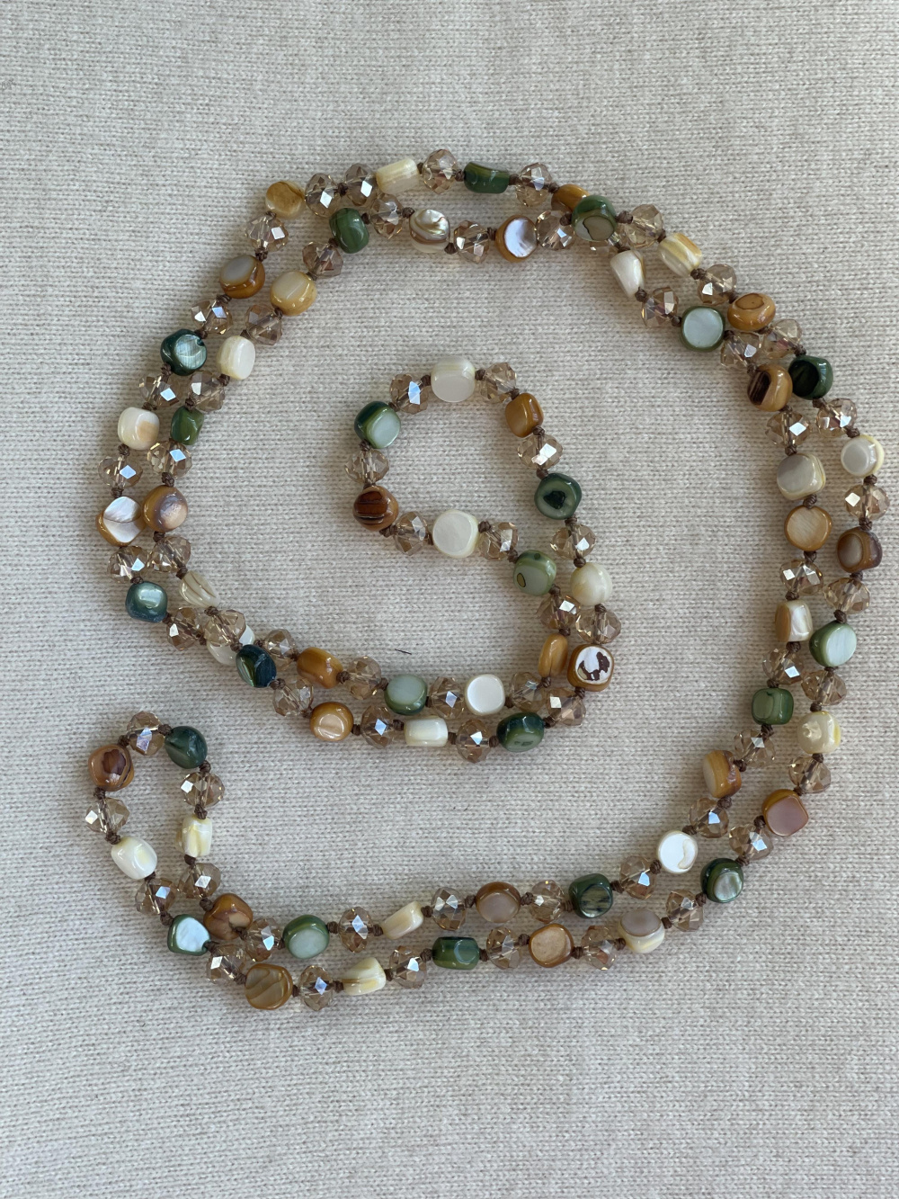 Длинные бусы из перламутра и граненых бусин