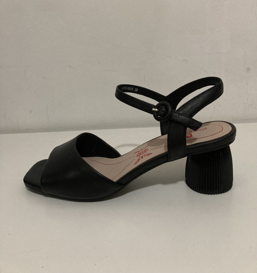 Босоножки 39 “ Pierre Cardin ”